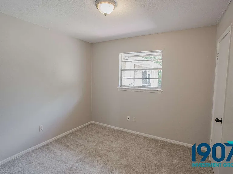 1041 SW 2nd St — Photo 11