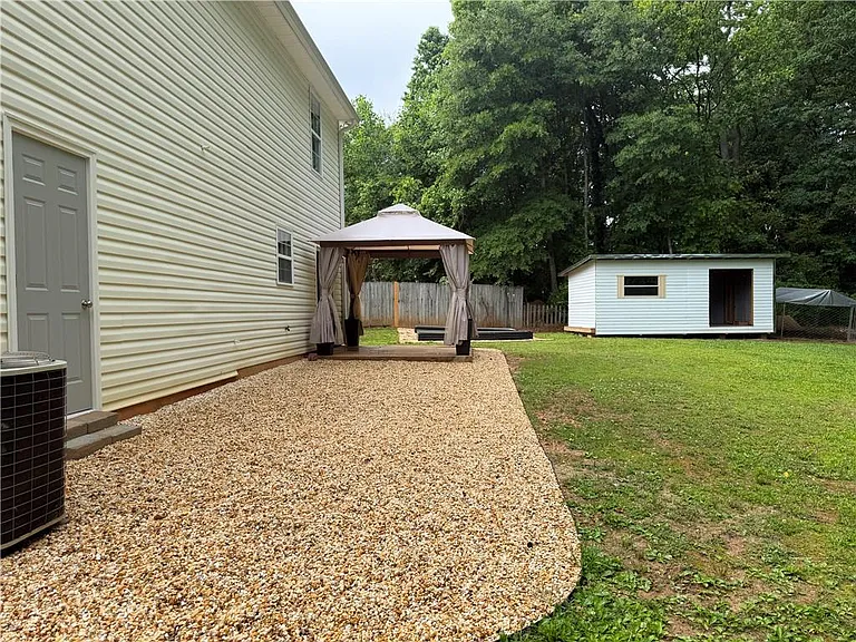 117 Richmond Dr — Photo 2