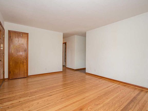 4th image of 9222 Fenmore Ave