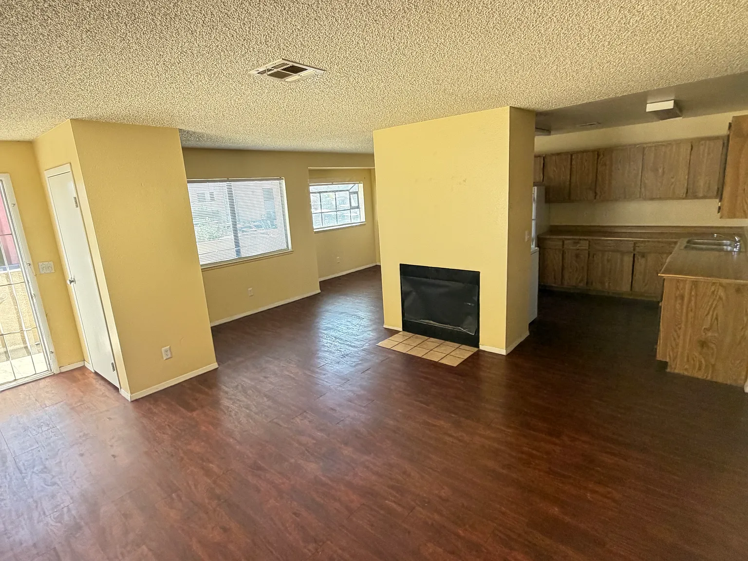 2 bed, 1000 sqft, $1,050 — Photo 4