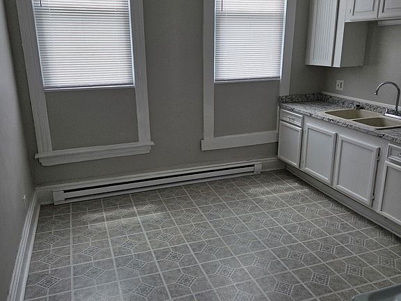 2nd image of 823B Pierce St #A