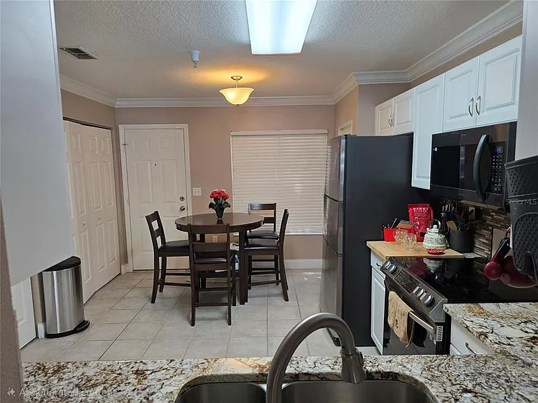 2636 SW 35th Pl #9 — Photo 7