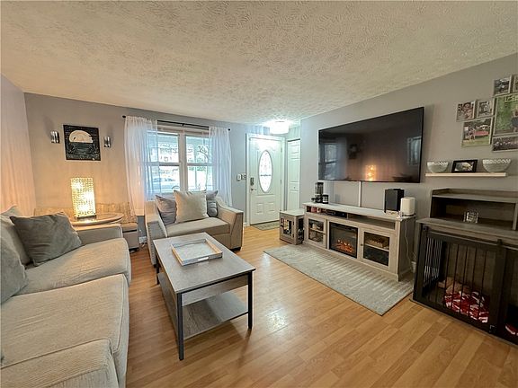 5th image of 549 Waterbury Dr