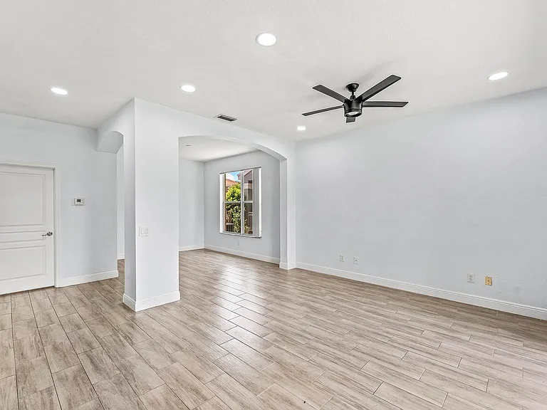 5477 Queenship Ct — Photo 11