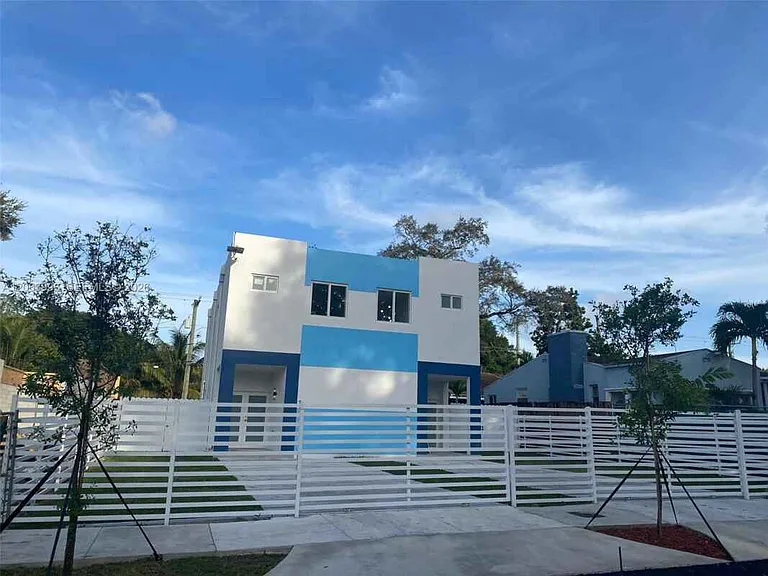 2100 NW 102nd St — Photo 4