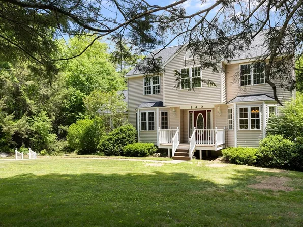 140 Paradise Ln, Sturbridge, MA 01518
