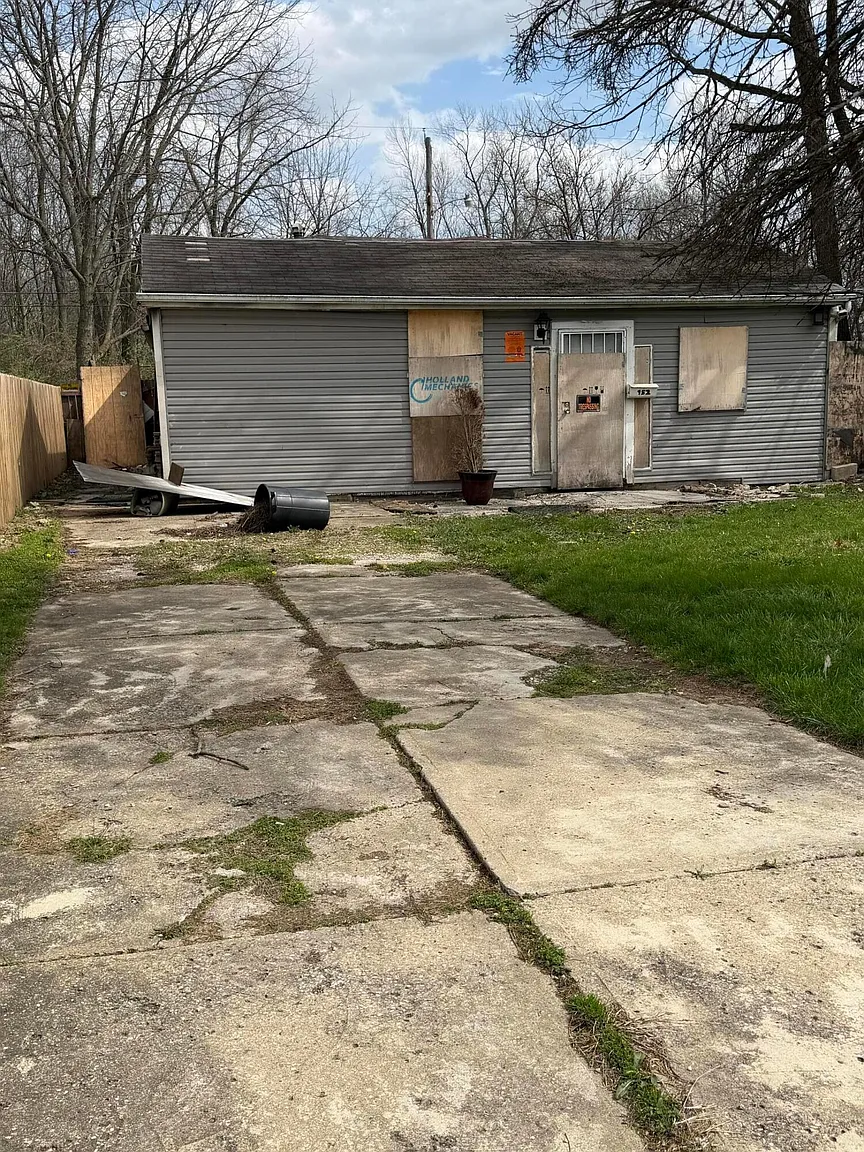 952 Whitethorne Ave photo 1