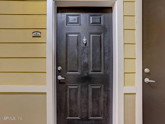 3rd image of 8539 GATE Parkway #9314