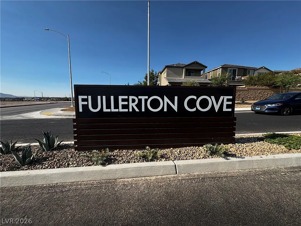 3 bed, 2.5 bath, 1795 sqft, $2,300 — Photo 2
