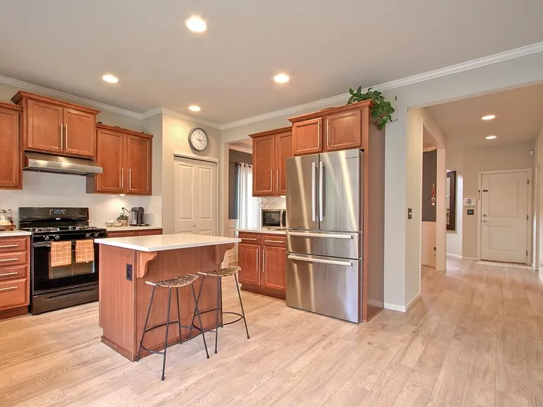 Kitchen (old pic). Now has updated appliances