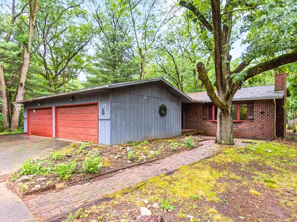 19670 Catalpa Dr, New Buffalo, MI 49117