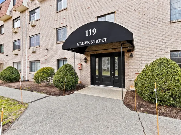 119 Grove St APT 214, Rockland, MA 02370