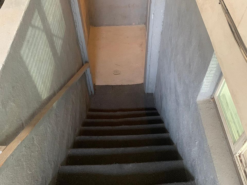 Apartment entrance/stairwell