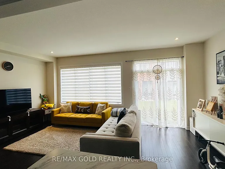 28 Amos Ave — Photo 2