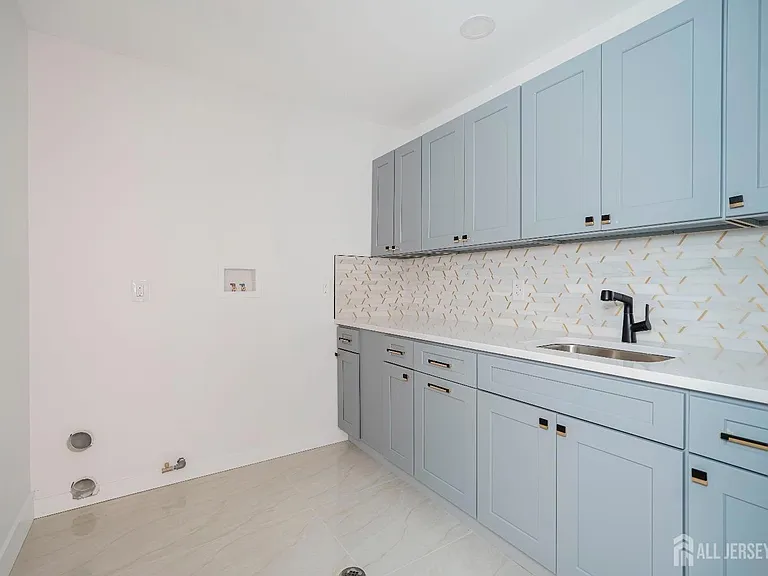2810 Beatty St — Photo 17