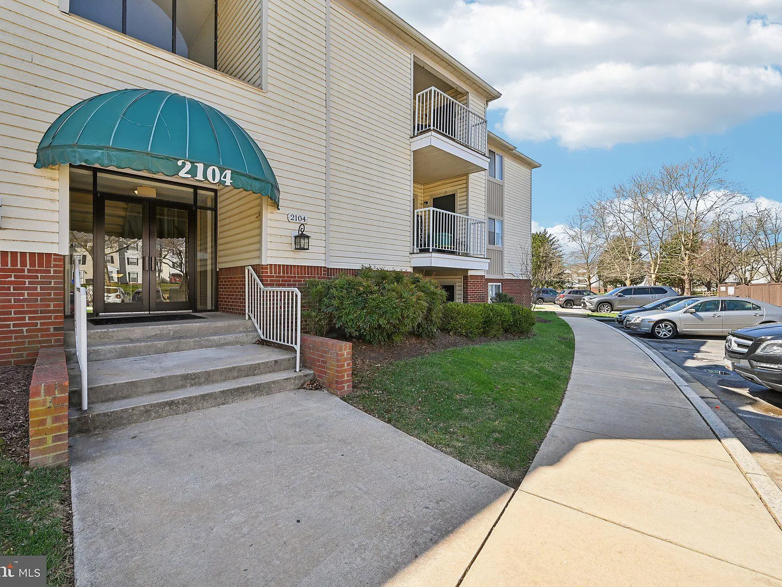 2 bed, 1102 sqft, $2,000 — Photo 1