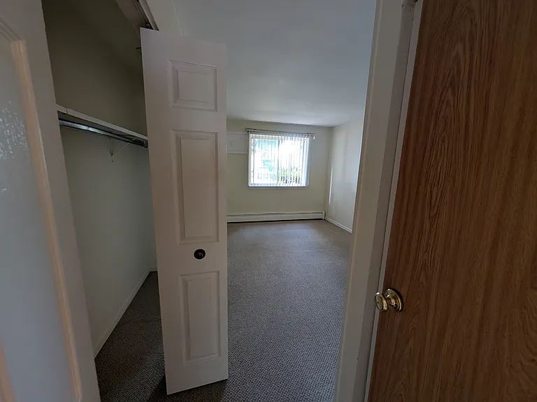 359 W Hawthorne Cir #1B — Photo 9