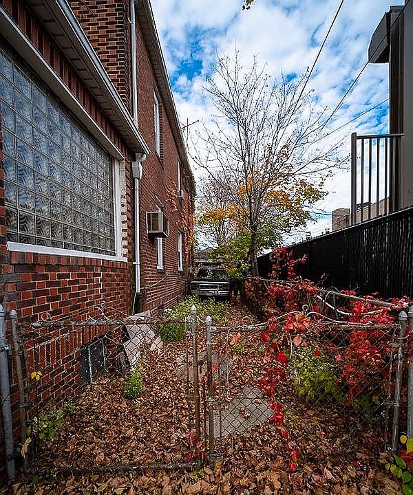 2nd image of 2907 Avenue