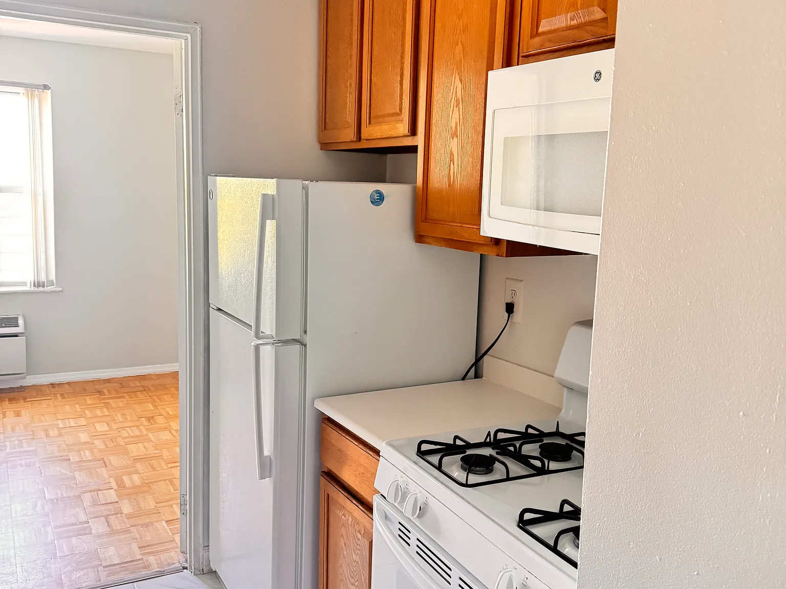 2 bed, 900 sqft, $3,000 — Photo 4