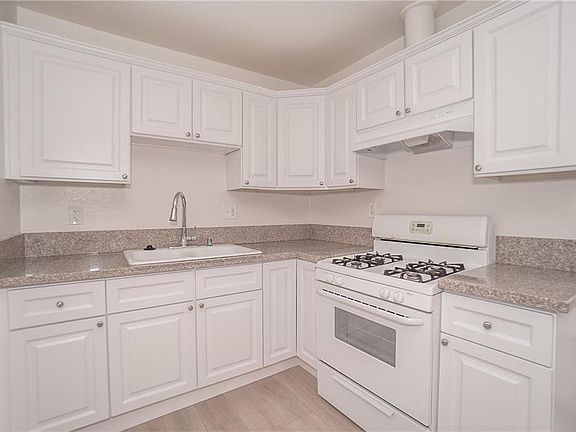 4th image of 910 W 82nd St