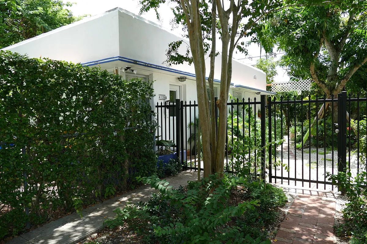 Building Photo - 4126 SW 16th Ter #B