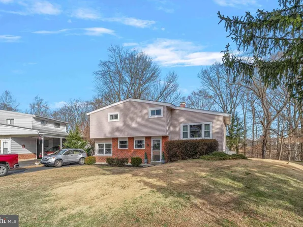 915 Flora Ln, Upper Chichester, PA 19061