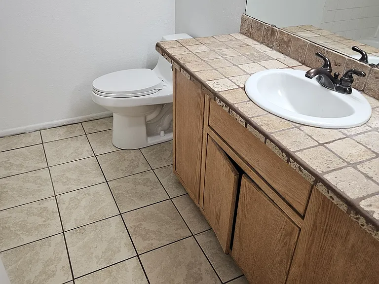 1684 W Park Wood Ln — Photo 4