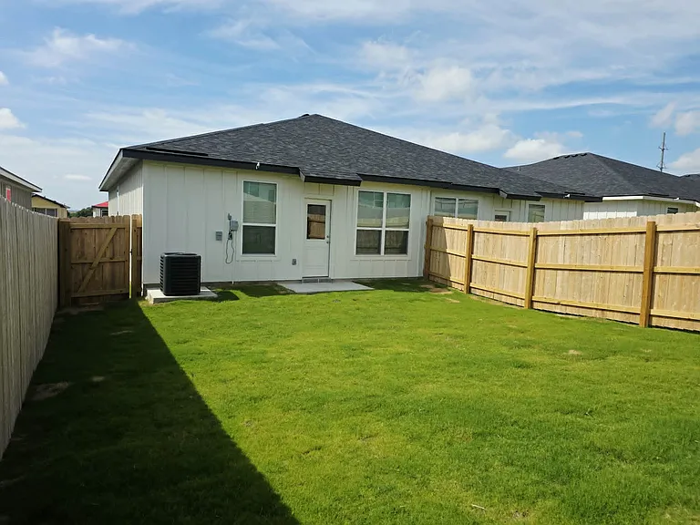 3805 Sugar Hackberry Trl #B — Photo 12