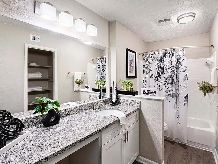 Waters Edge Apartments — Photo 8