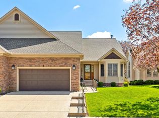 4 Spruce Ct, Bloomington, IL