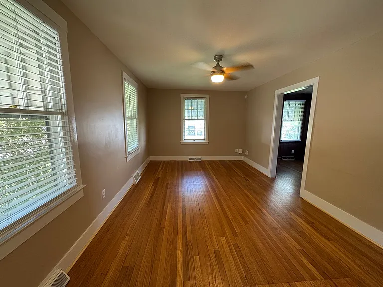 284 W Elizabeth St — Photo 4