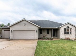 319 Mitteer Ln, Stockbridge, MI 49285