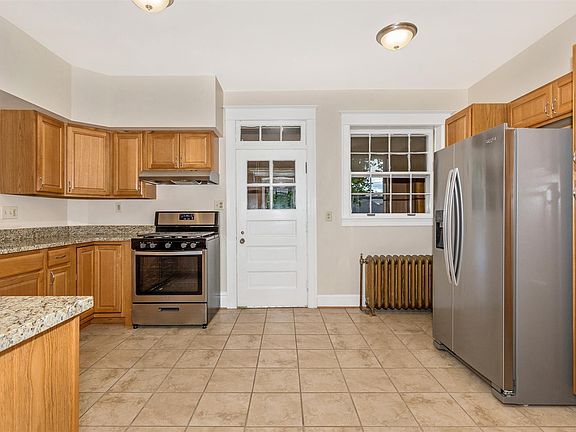 2nd image of 826 Oak Hill Ave