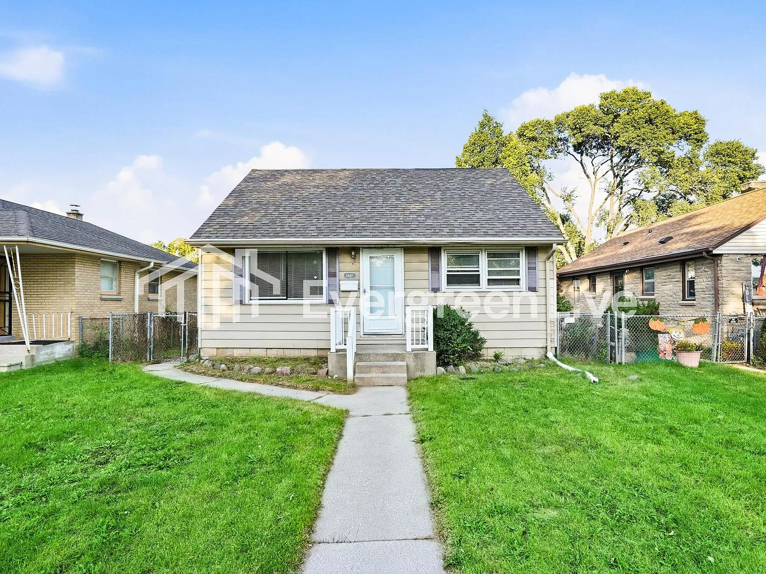 3 bed, 1.0 bath, 1092 sqft, $1,545 — Photo 2