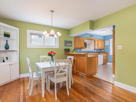 3rd image of 108 Vanderveen Ave