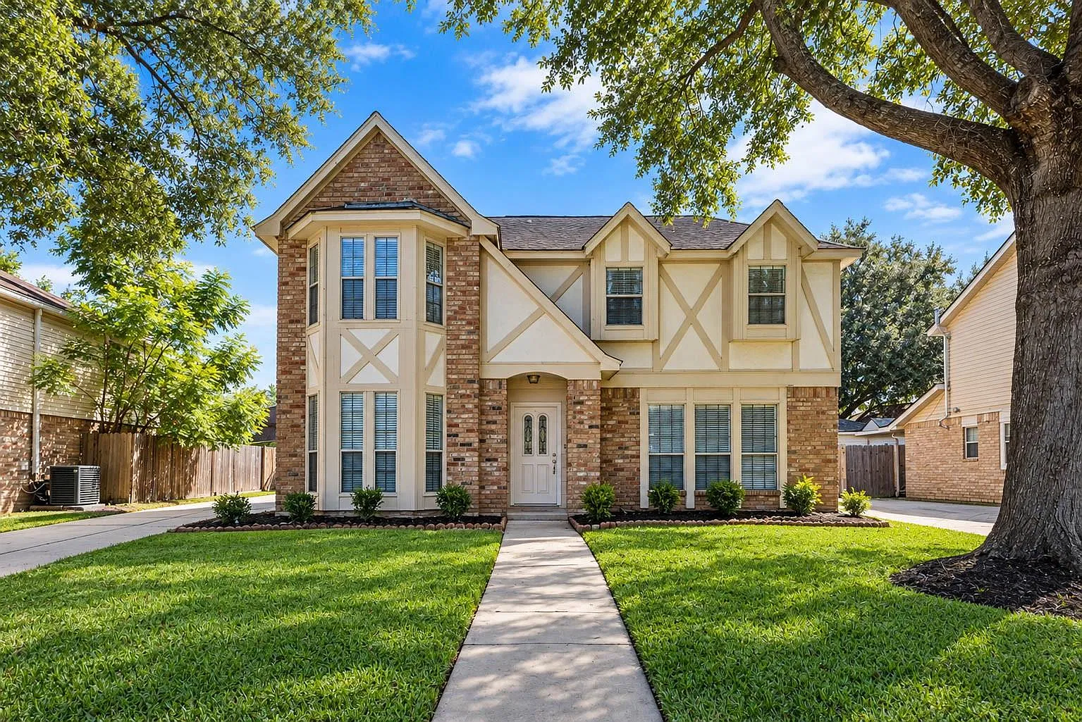 4 bed, 2.5 bath, 2258 sqft, $2,250 — Photo 1