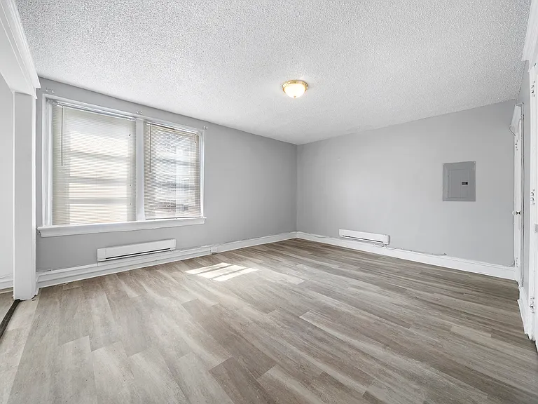 Avondale Apartments — Photo 8