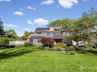 2 Pollak Ct, Cranbury, NJ 08512