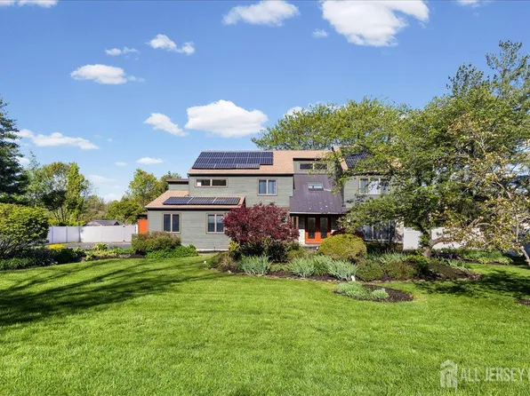 2 Pollak Ct, Cranbury, NJ 08512