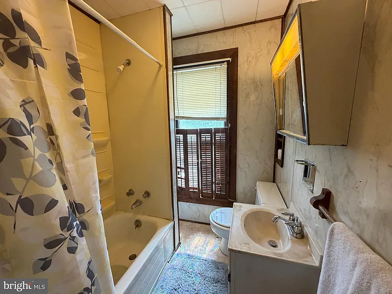508 W Burke St — Photo 22