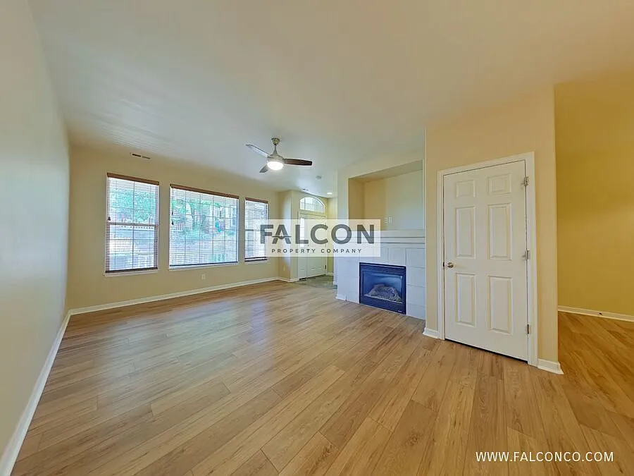Beautiful Townhome In Norwood! — Photo 2