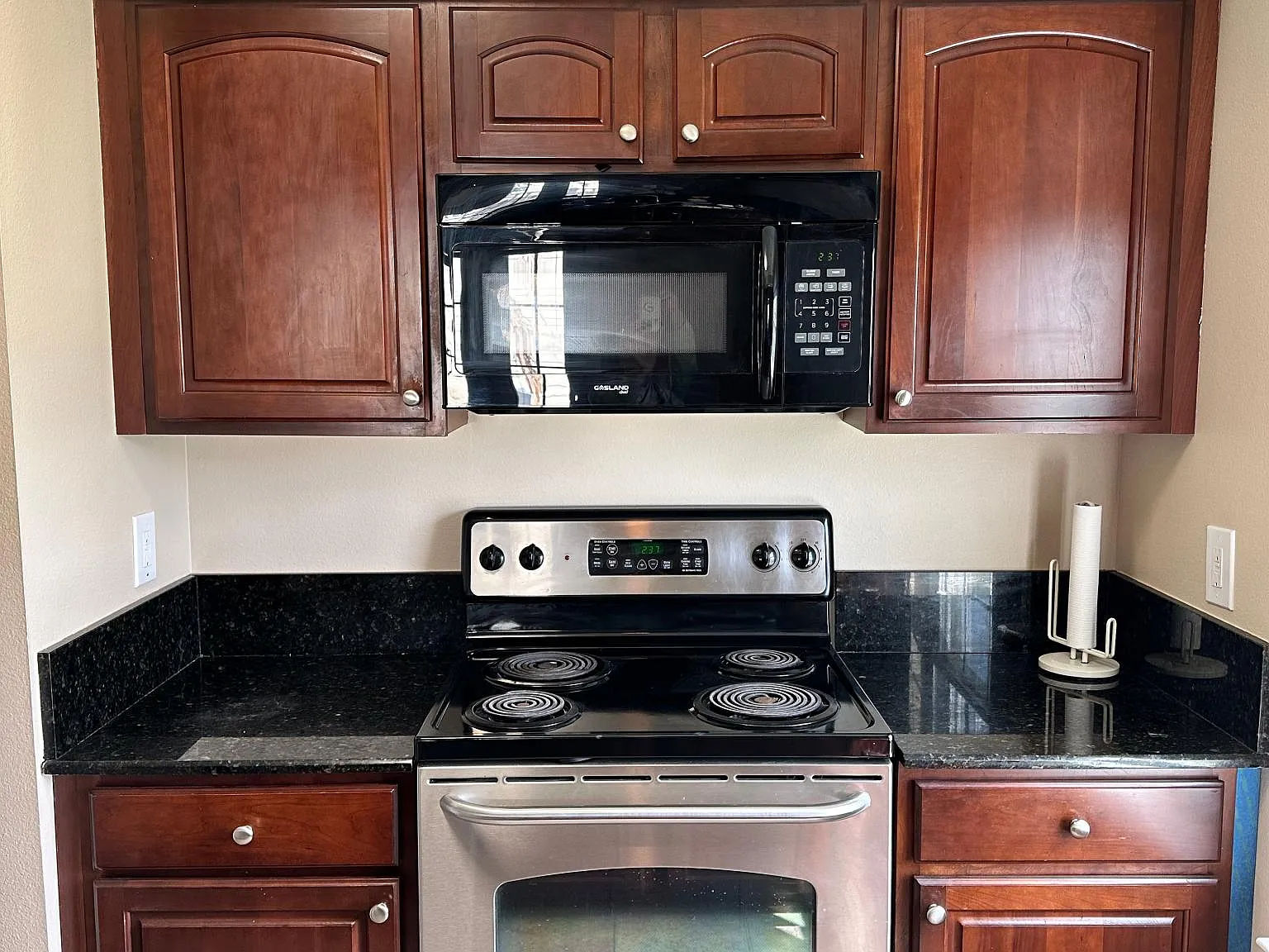 2 bed, 1.5 bath, 1550 sqft, $1,900 — Photo 3