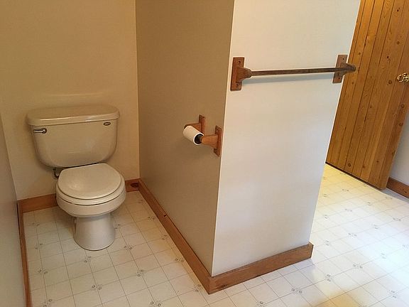 2nd floor bathroom 