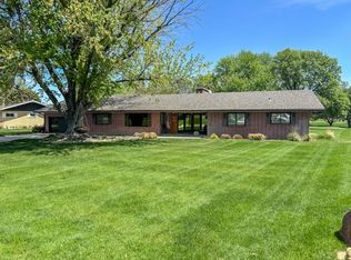 2020 Spalding Dr, Holdrege, NE 68949