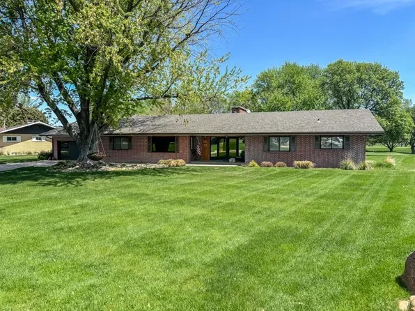 2020 Spalding Dr, Holdrege, NE 68949
