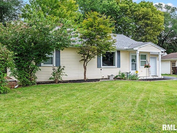 3rd image of 1007 E Parkside Ln