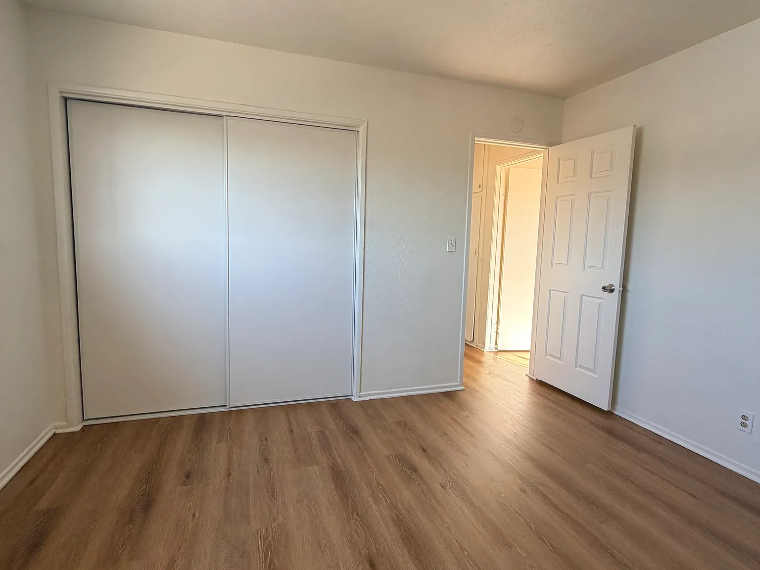 2 bed, 1000 sqft, $2,200 — Photo 3