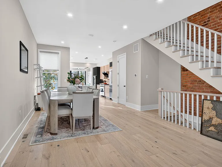 32 Adams St NW — Photo 2