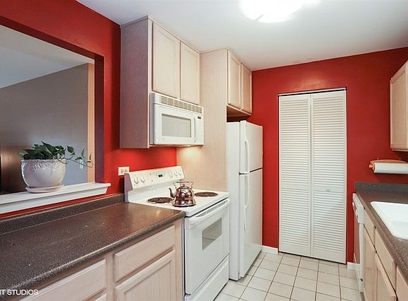 5th image of 960 N Lakeside Dr APT 2D