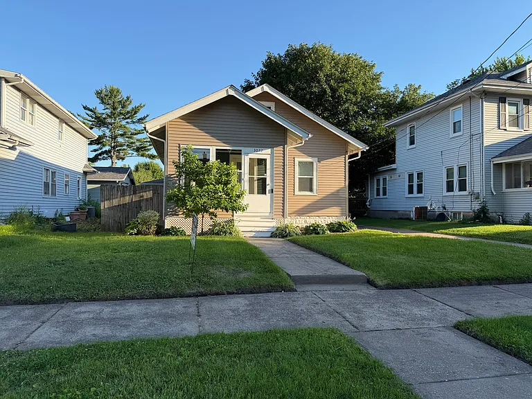 3022 22nd Ave — Photo 1